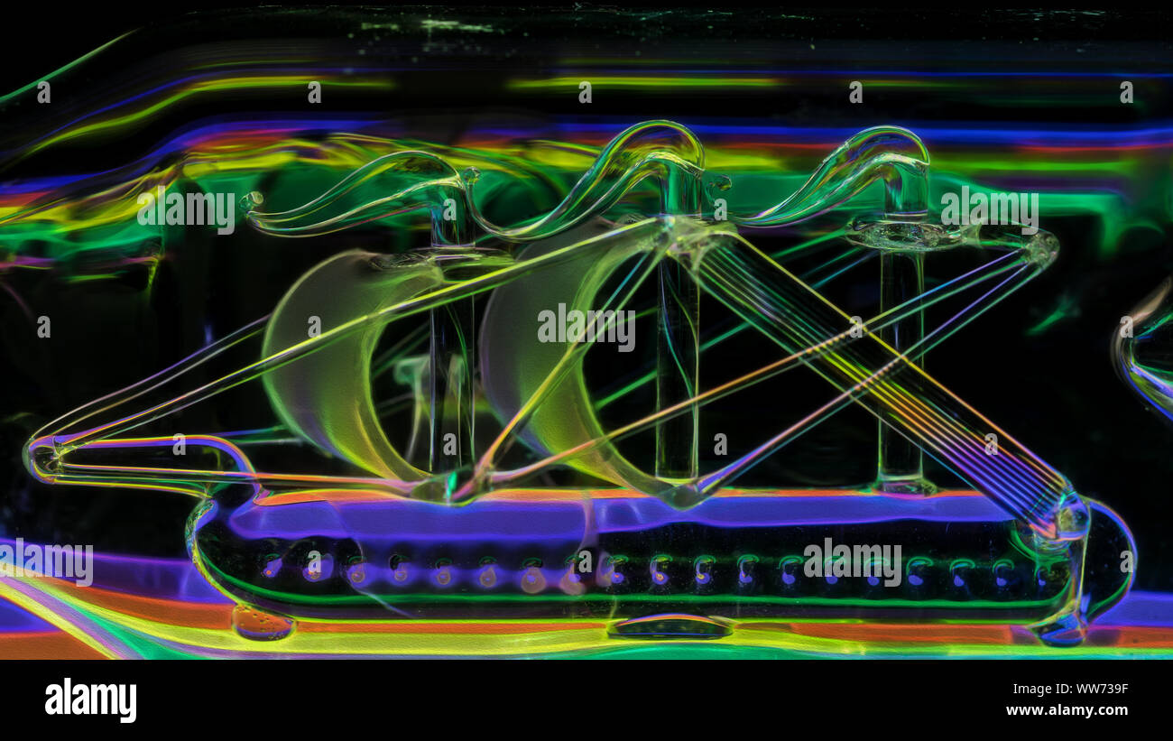 Sfondo astratto raffigurato è un neon di vetro illuminato nave. Foto Stock