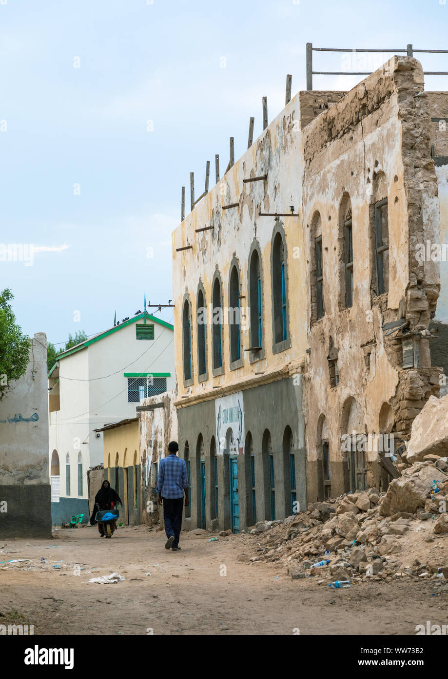 Popolo somalo a piedi nella città vecchia, Sahil regione berbera, il Somaliland Foto Stock