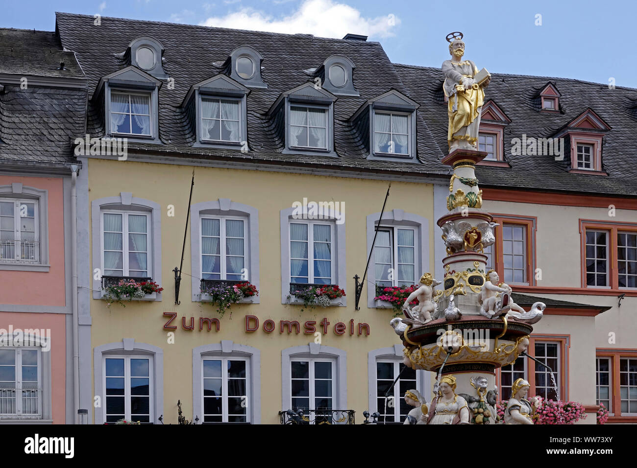 Petrusbrunnen Fontana e 'Zum Domstein' Inn, Hauptmarkt, Trier, Renania-Palatinato, Germania Foto Stock