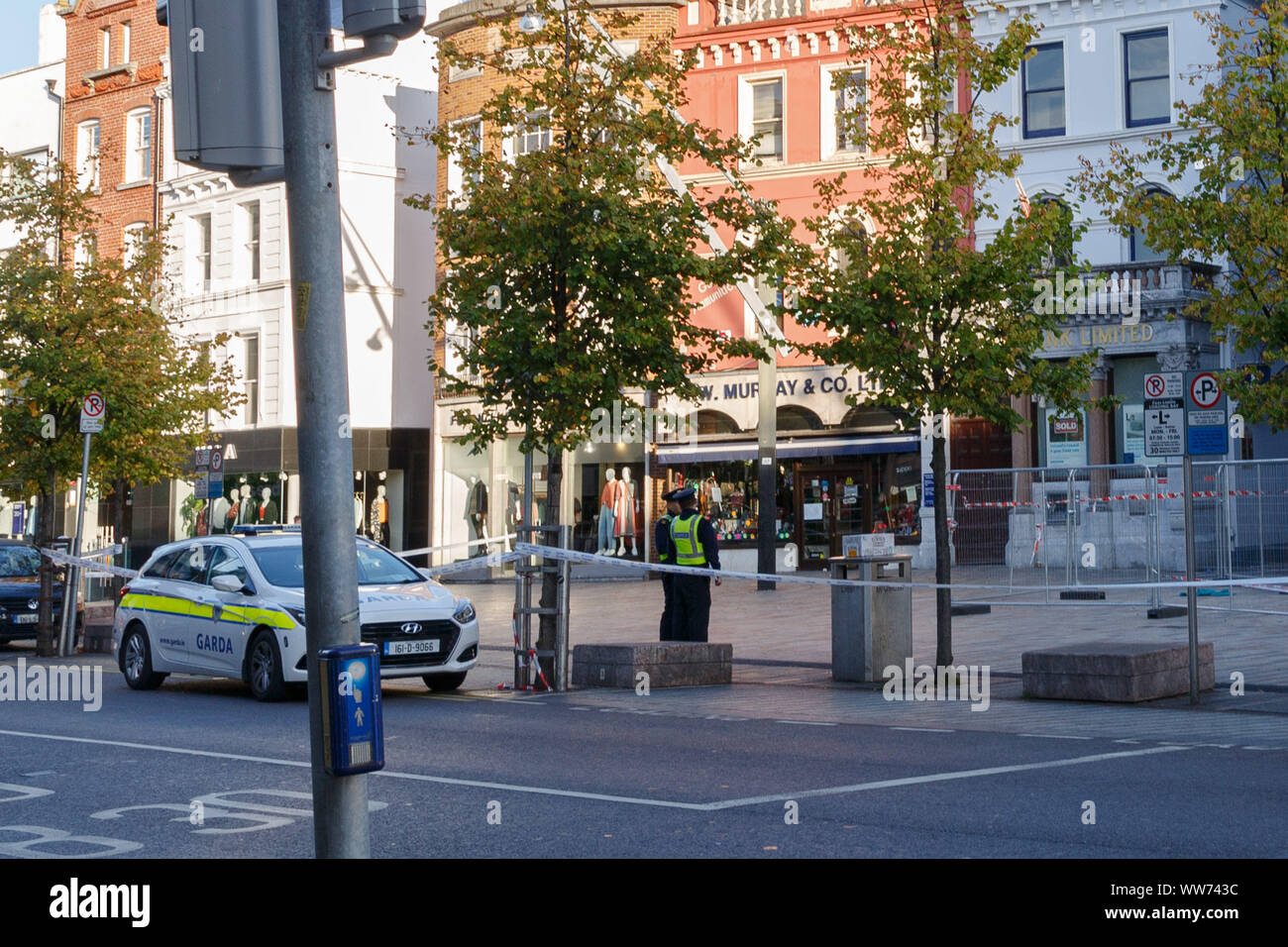 Cork, Irlanda, 13 settembre, 2019. Guarnizione Gardai di scena del grave attacco per tutta la notte, la città di Cork. Gardai questa mattina sulla scena di un grave attacco che è accaduto per tutta la notte in un angolo della Chiesa francese Street e di St Patrick Street. Un uomo nella sua 40s è detto di essere in condizione critica in CUH. Credito: Damian Coleman Foto Stock