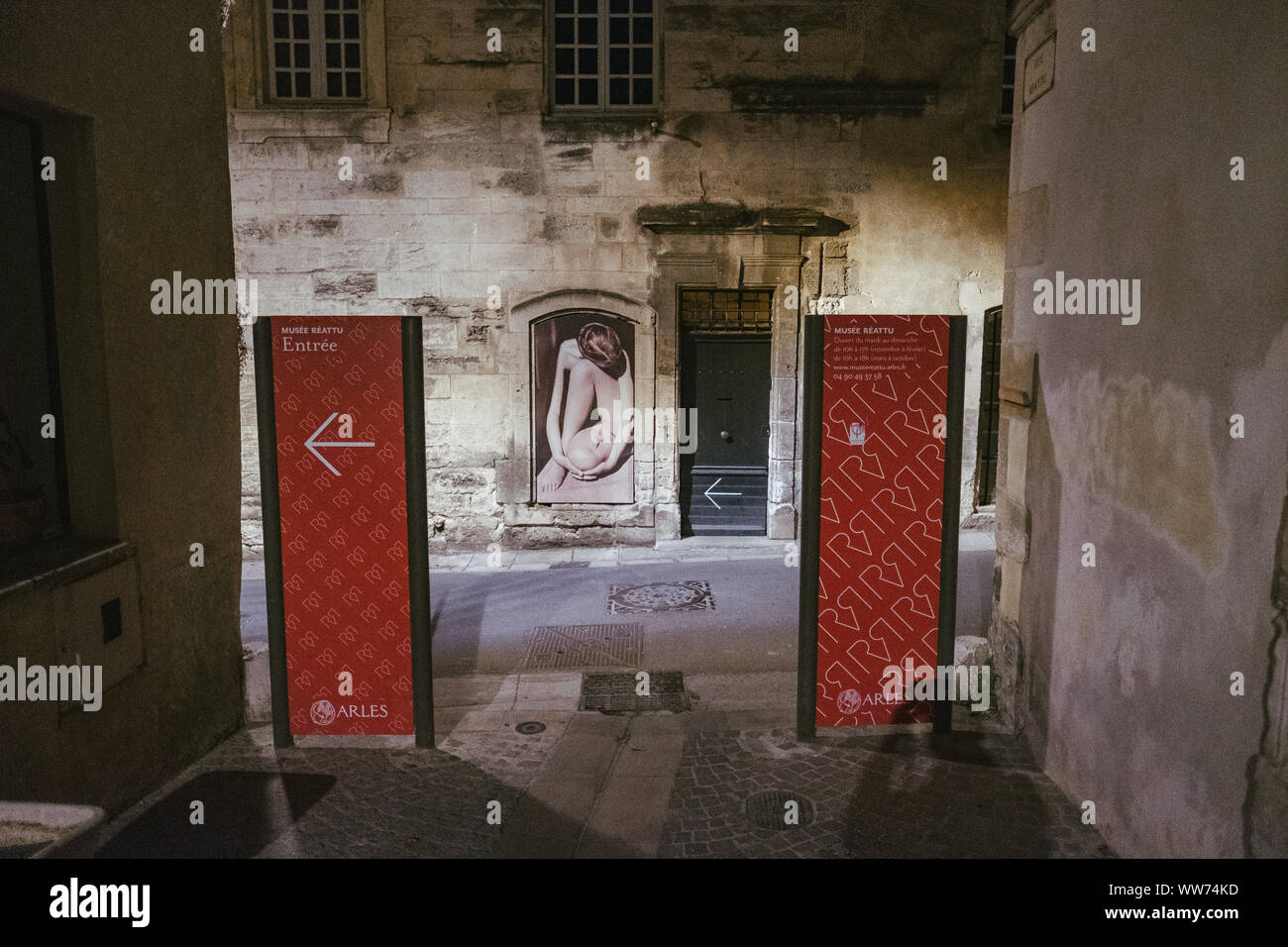 Sulla strada per la Città Vecchia di Arles, Francia Foto Stock