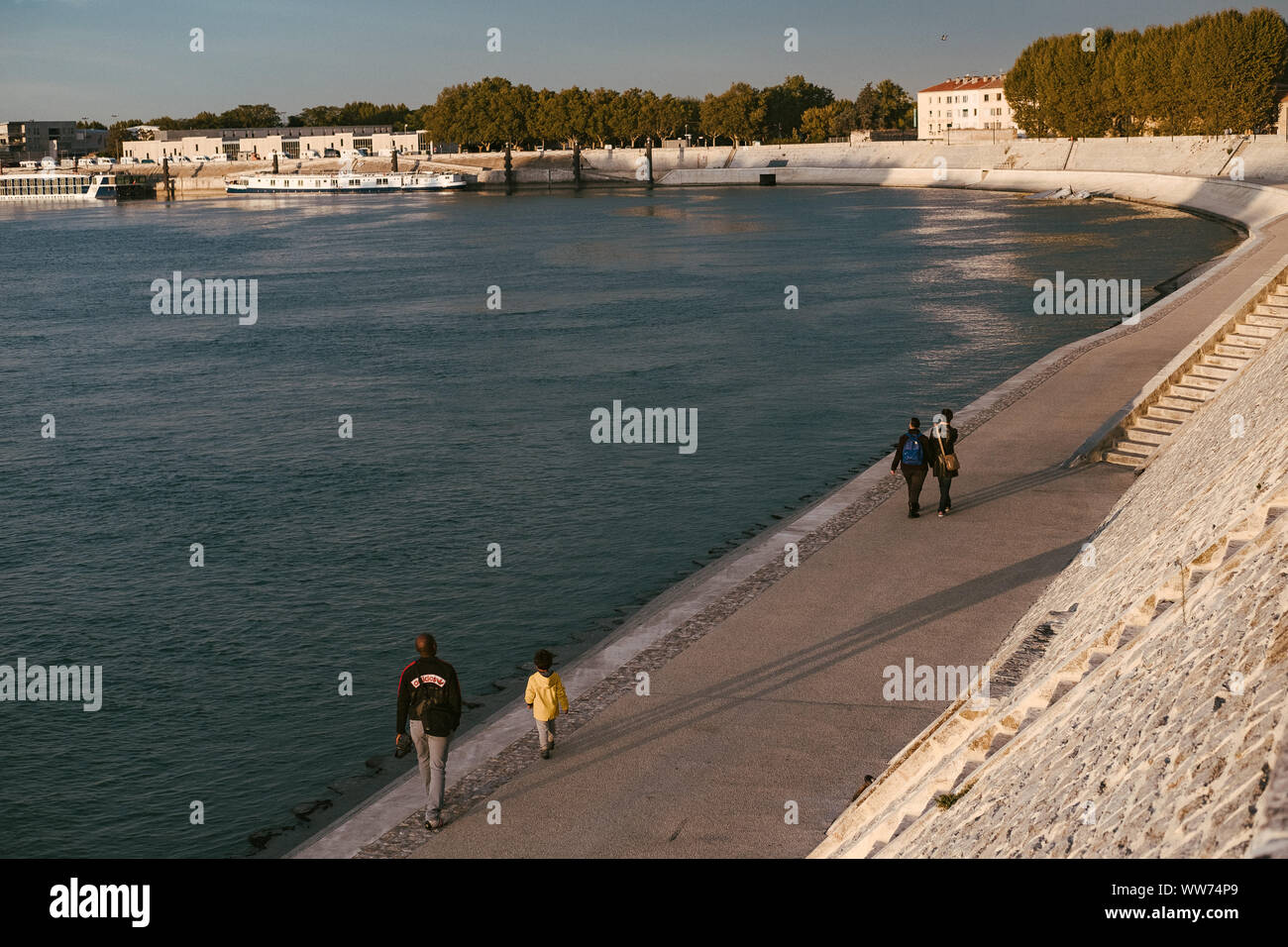 Sulle rive del Rodano in Arles, Francia Foto Stock