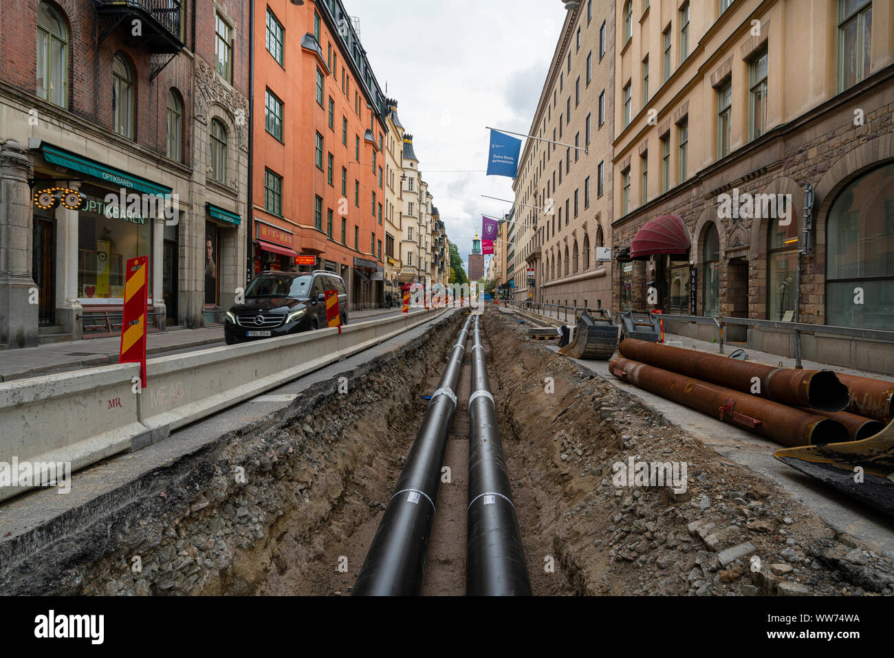 Stoccolma, Svezia. Settembre 2019. Gli scavi per la posa di tubazioni in un centro città street Foto Stock