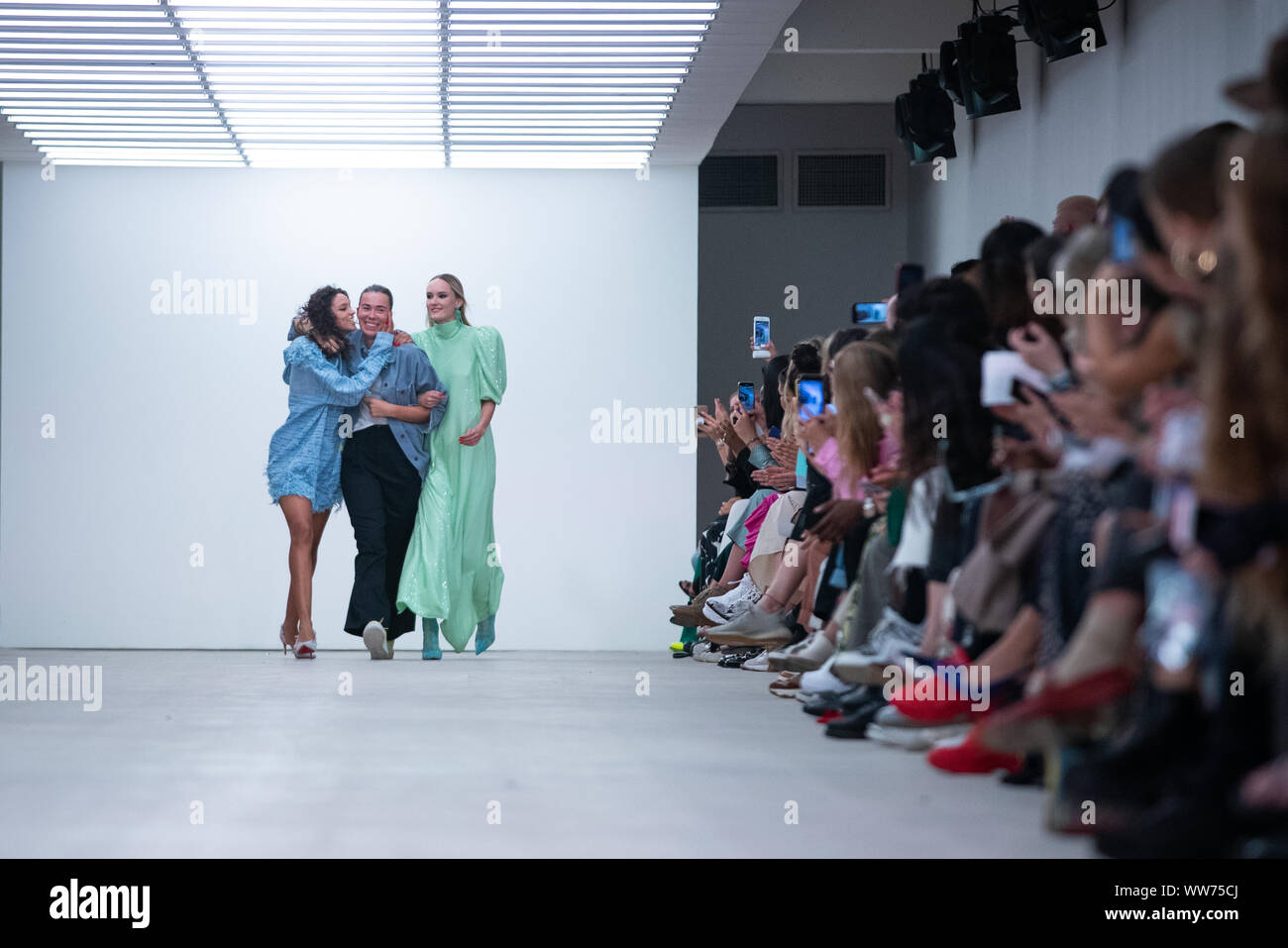 Roberta Einer (al centro) con i modelli in passerella durante la Roberta Einer Primavera/Estate 2020 London Fashion Week show a BFC mostra Space Show, il filamento a Londra. Foto Stock