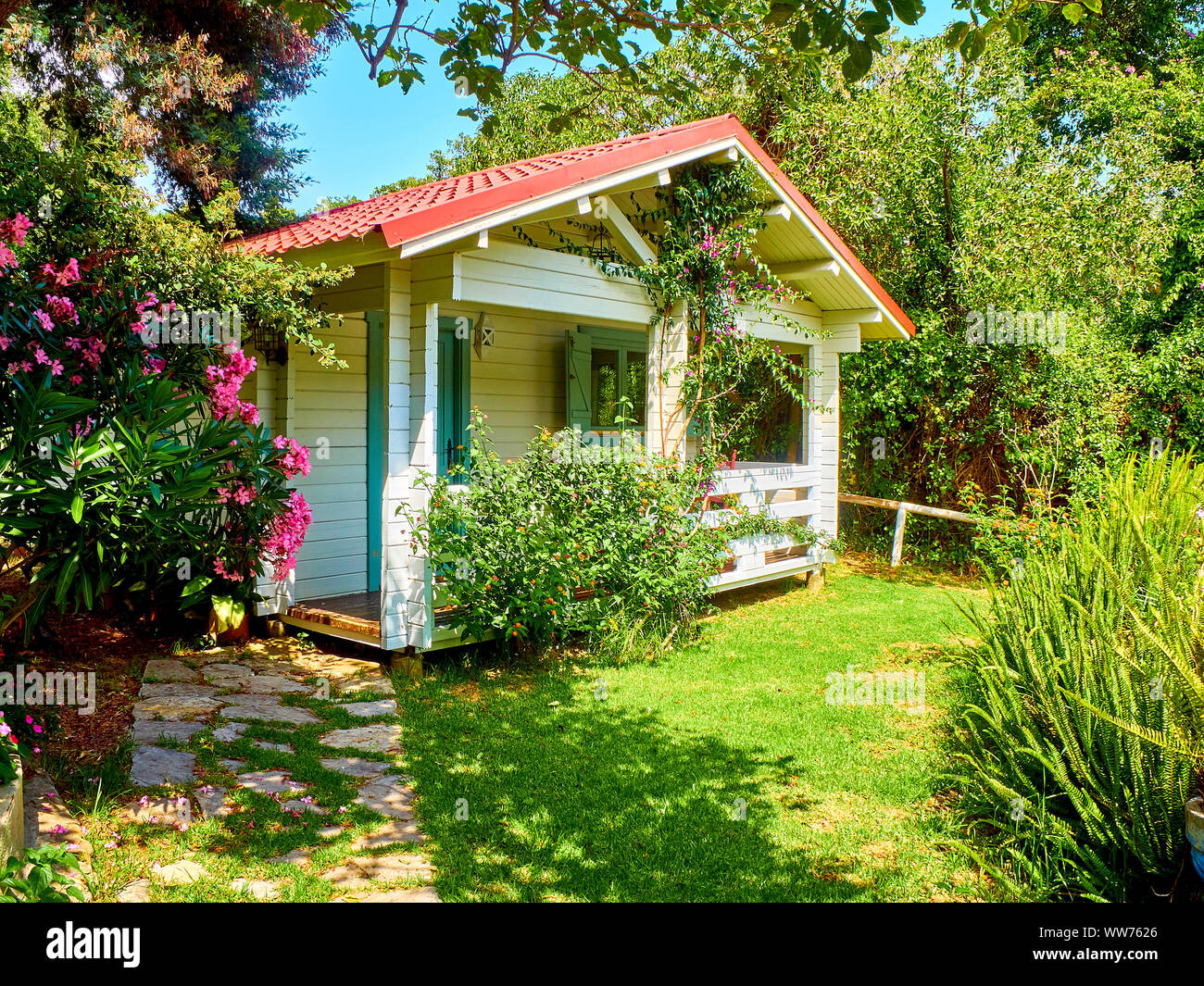 Paese in stile bungalow in legno nel mezzo di un giardino. Foto Stock