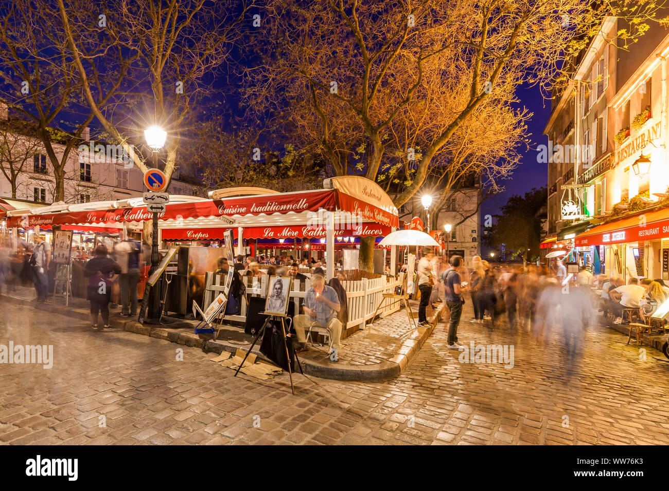 Francia, Parigi Montmartre, Place du Tertre, ristorante, pittore, scene di strada, persone Foto Stock