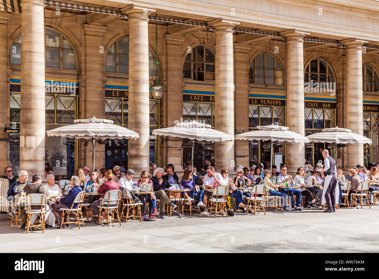 Francia, Parigi, centro città, Place Colette, Le Nemours Cafe Bar Ristorante, Terrazza Foto Stock