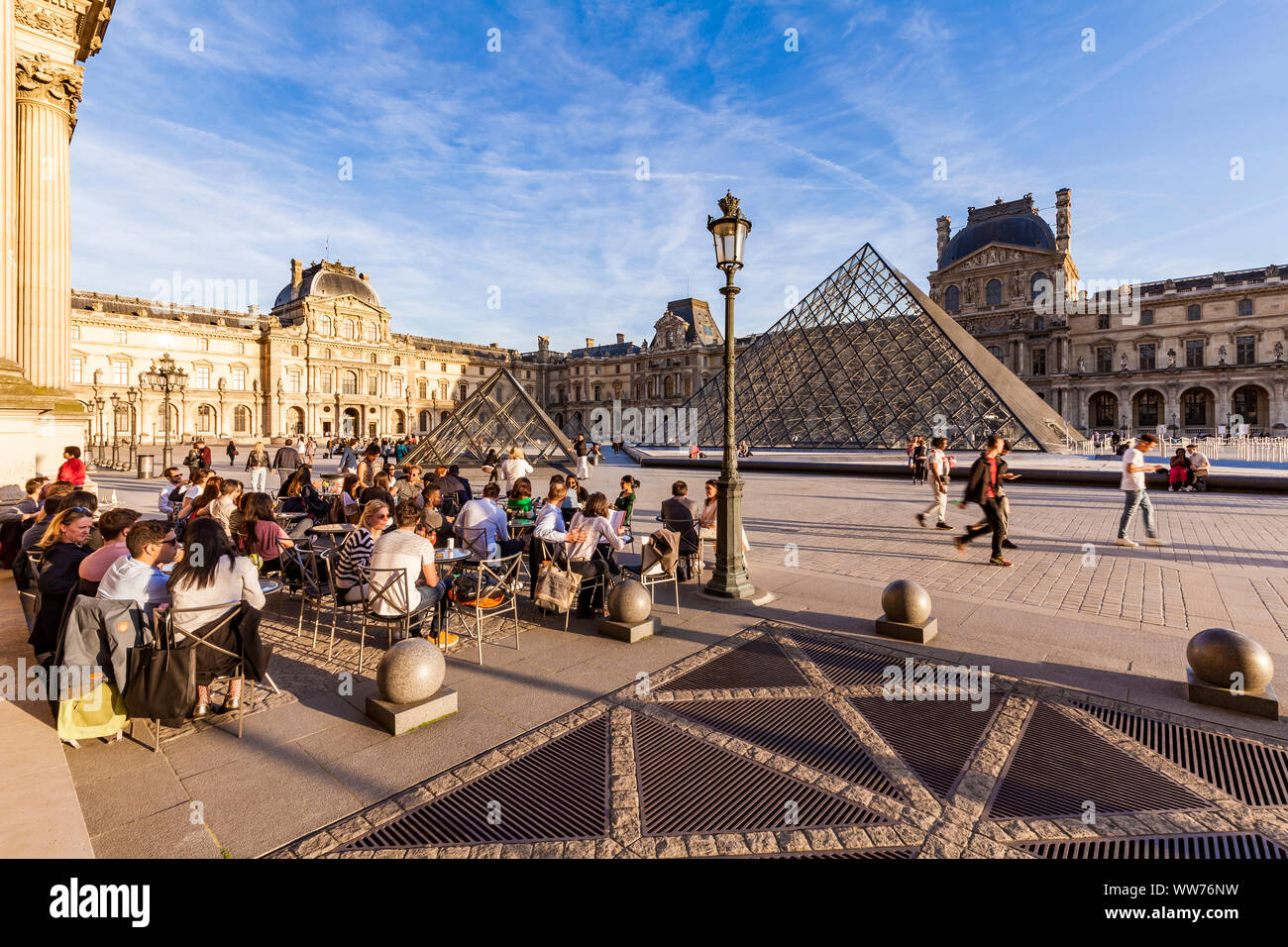 Francia, Parigi Louvre, MusÃ©e du Louvre, Le CafÃ© Marly Ristorante, Terrazza, piramide in vetro Foto Stock