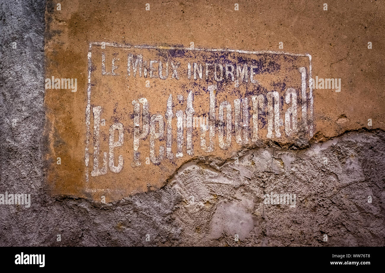 Vecchio muro, pubblicità, promozione di giornale, Saint AndrÃ© de Roquelongue, Aude Reparto, Regione Occitanie, Francia Foto Stock