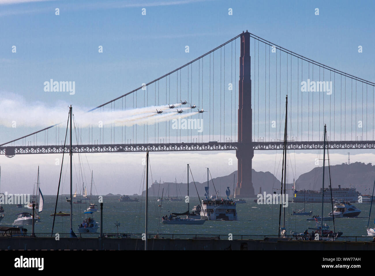 Altitudine bassa passano sopra la baia di San Francisco con il Golden Gate Bridge in background. Foto Stock