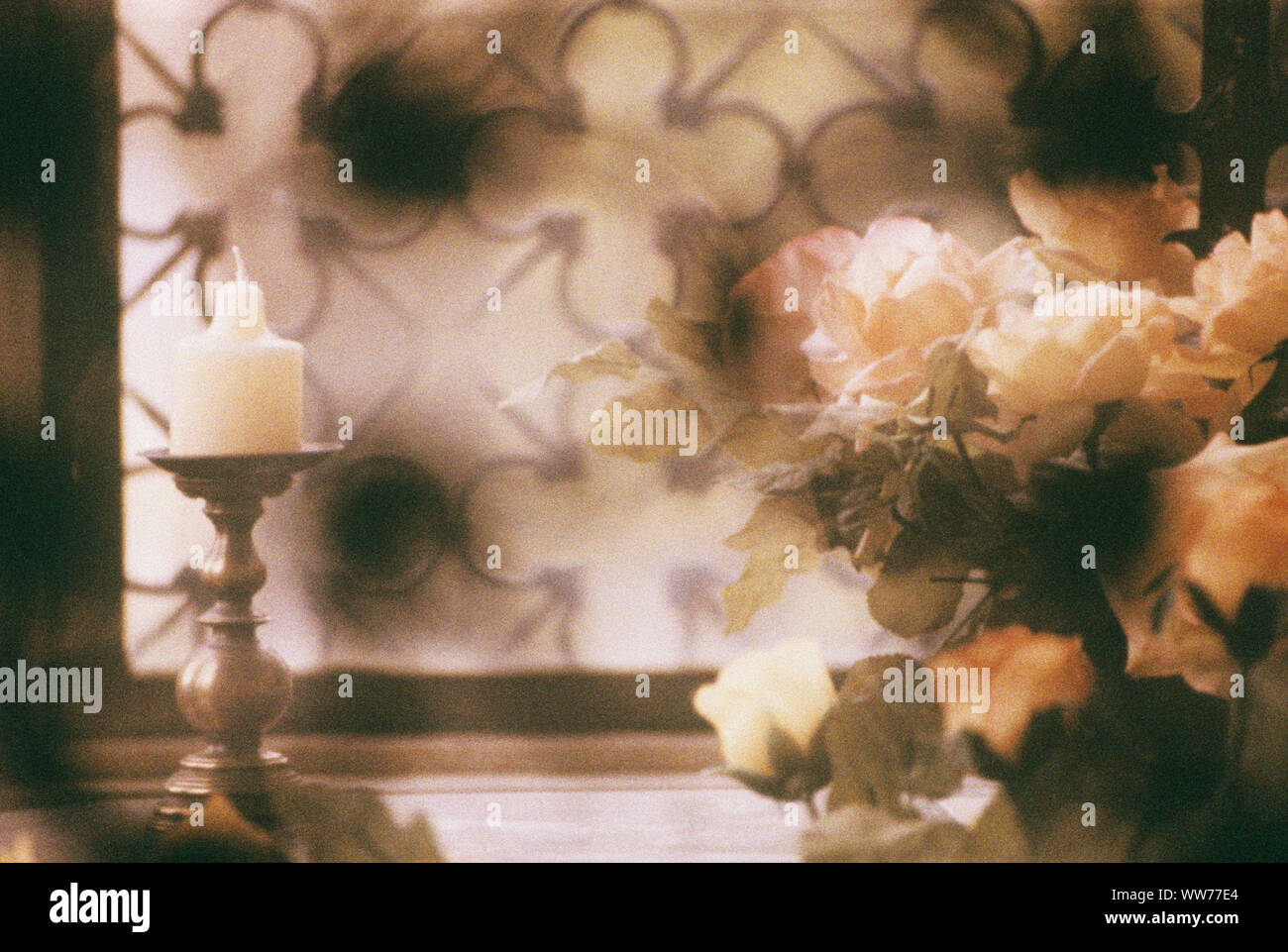 Candela e fiori in un mausoleo, Venezia, Italia Foto Stock