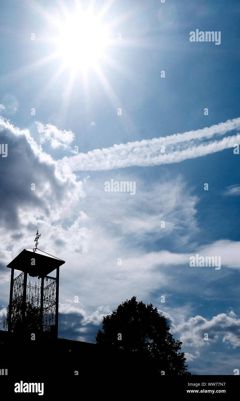 Europa meteo 13 Settembre 2019: Autunno colori blu cielo nuvole bianche come giocare i bambini rurale centro città passer bye attraversa la parte anteriore della Chiesa la campana funebre contro la raffica di star sun. Clifford Norton Alamy Foto Stock