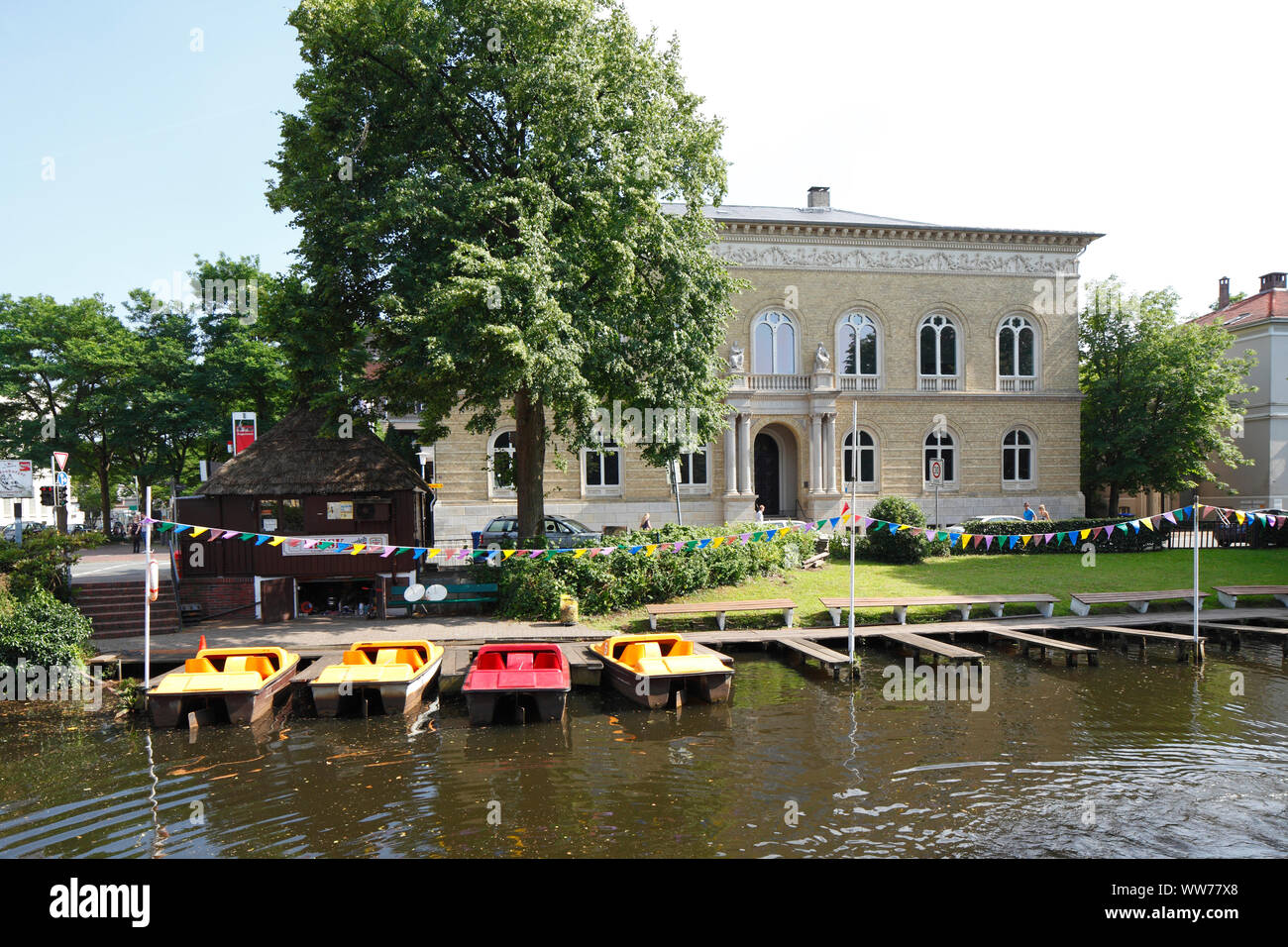 Alte fiume Hunte Branch, Augusteum edificio in stile neo-rinascimentale, della città di Oldenburg nel distretto di Oldenburg, Bassa Sassonia, Germania, Europa Foto Stock