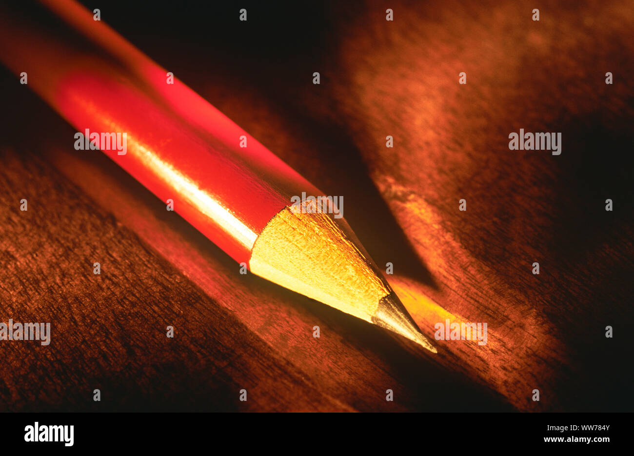 Matita appuntita sulla scrivania Foto Stock