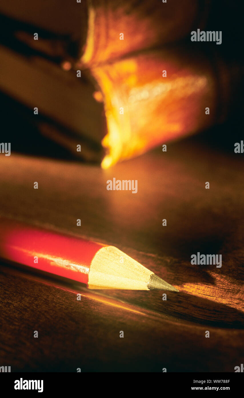 Matita e libri seduto su una scrivania Foto Stock