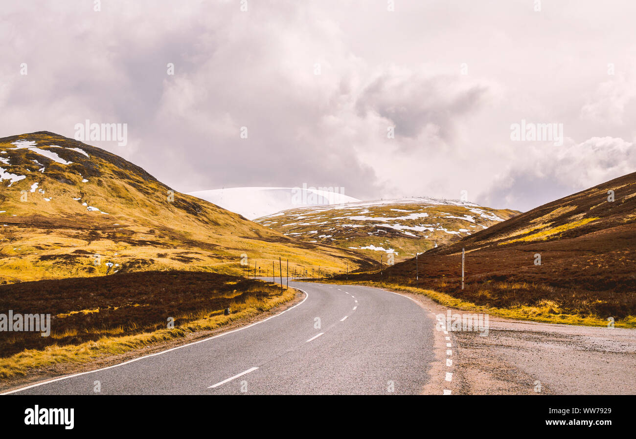 Strada di campagna nel tipico paesaggio di montagna, altopiani, Scozia Foto Stock