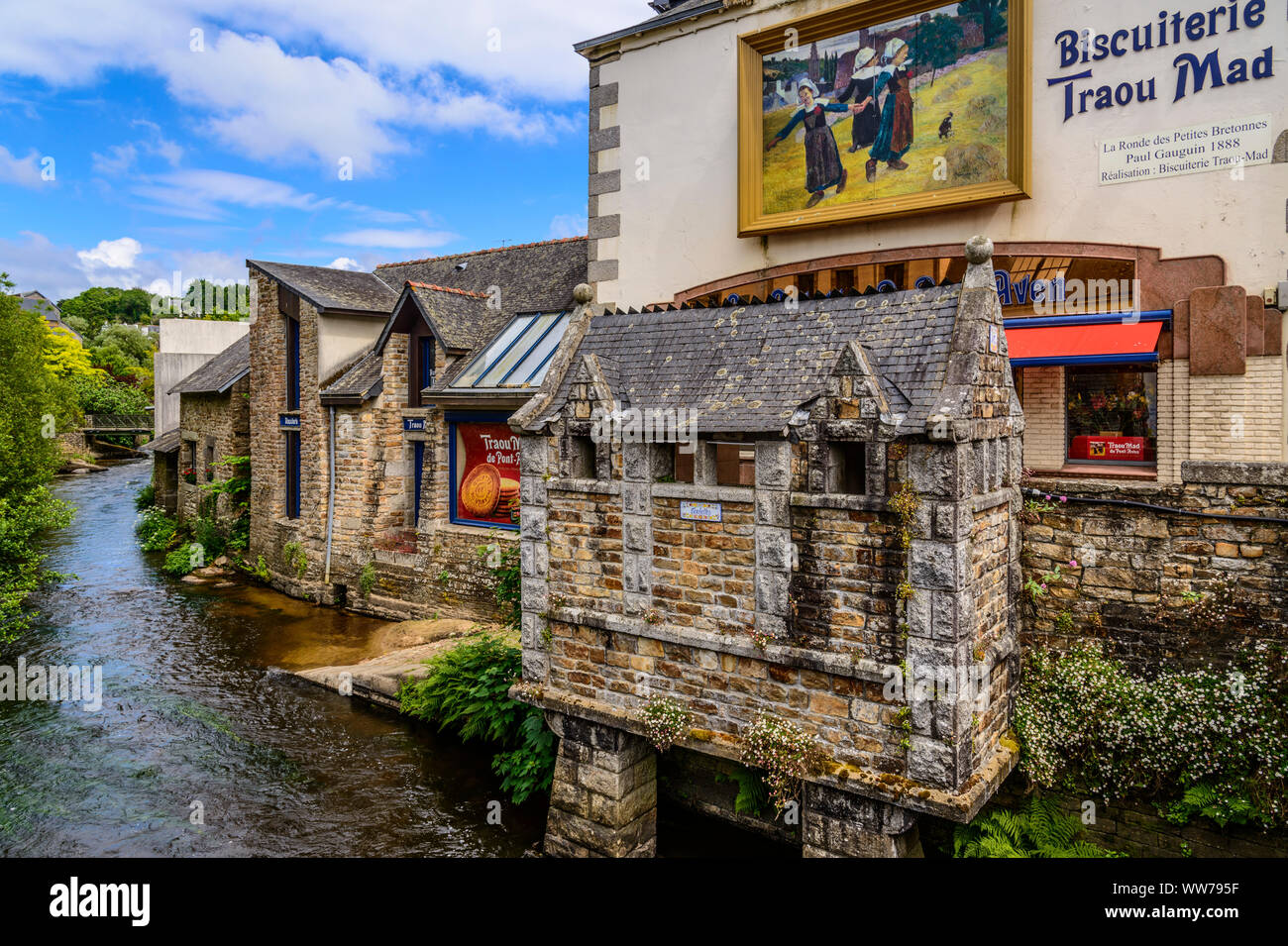 Francia, Bretagna, FinistÃ¨re Reparto, Pont-Aven, Aven Fiume con wc storica casa e 'Traou Mad' Biscuiterie Foto Stock