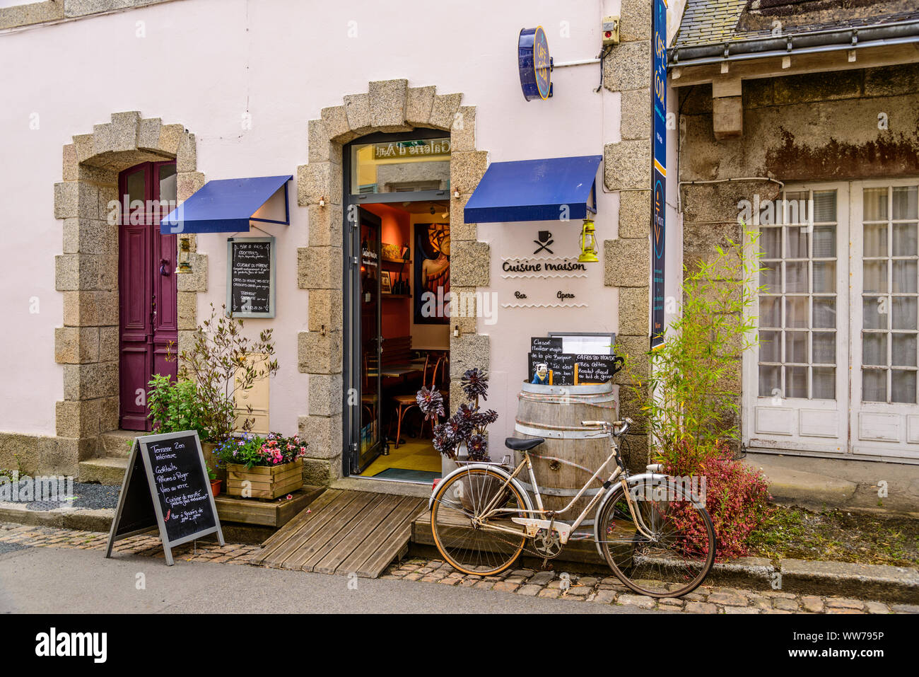 Francia, Bretagna, FinistÃ¨re Reparto, Pont-Aven, CafÃ© sur Cour Foto Stock