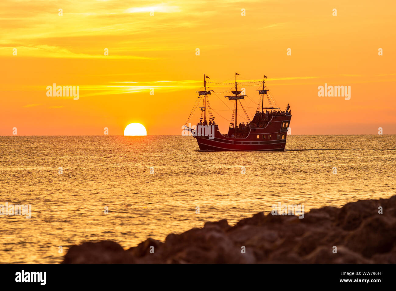 Nave da crociera pirata del Capitano Memo che naviga al tramonto a Clearwater Beach, Florida, USA. Foto Stock