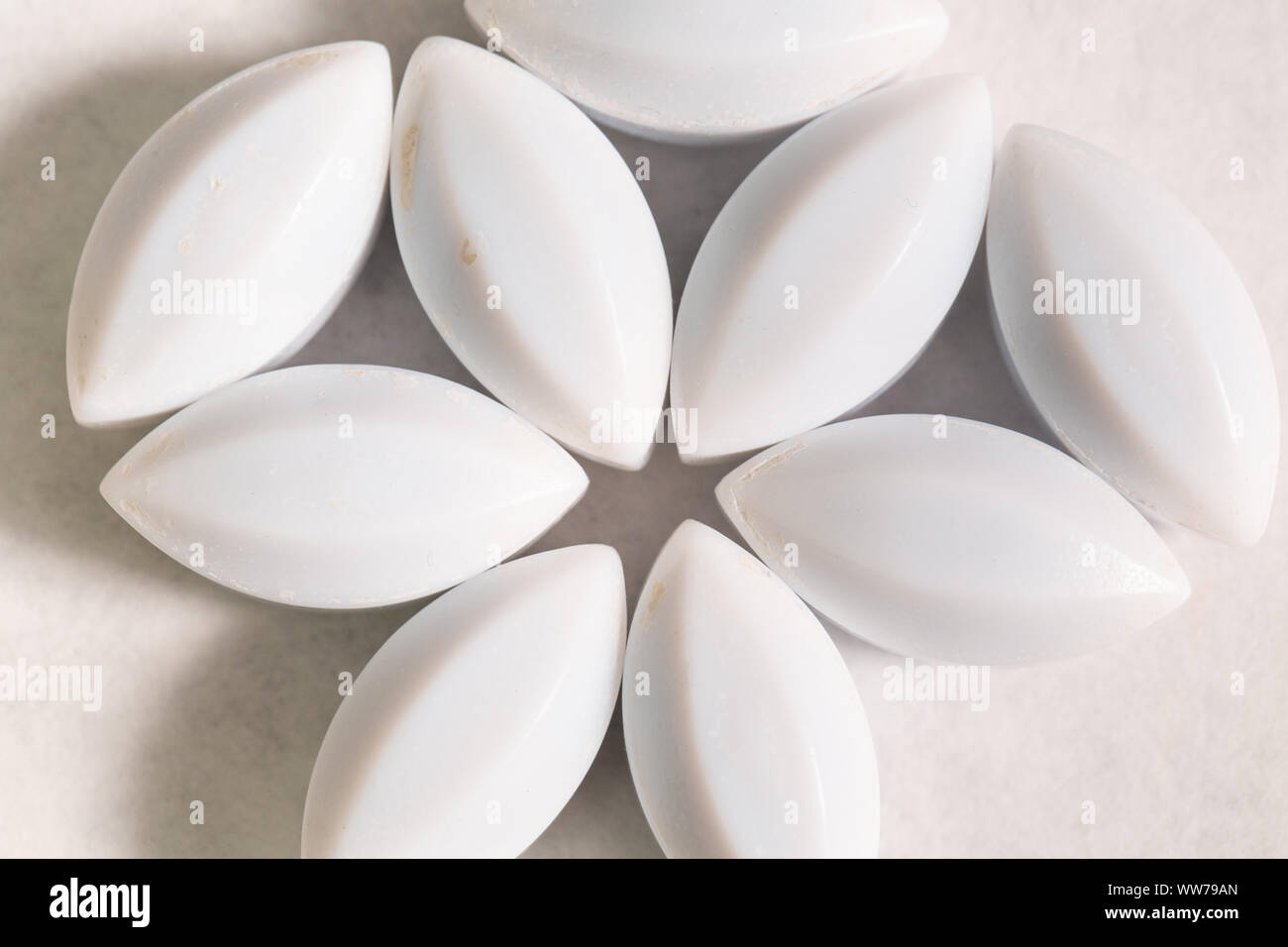 Terreni ceramici utilizzati nei processi centrifughi di lucidatura e filtrazione presso un impianto di trattamento delle acque industriale di Tampa, Florida. Foto Stock