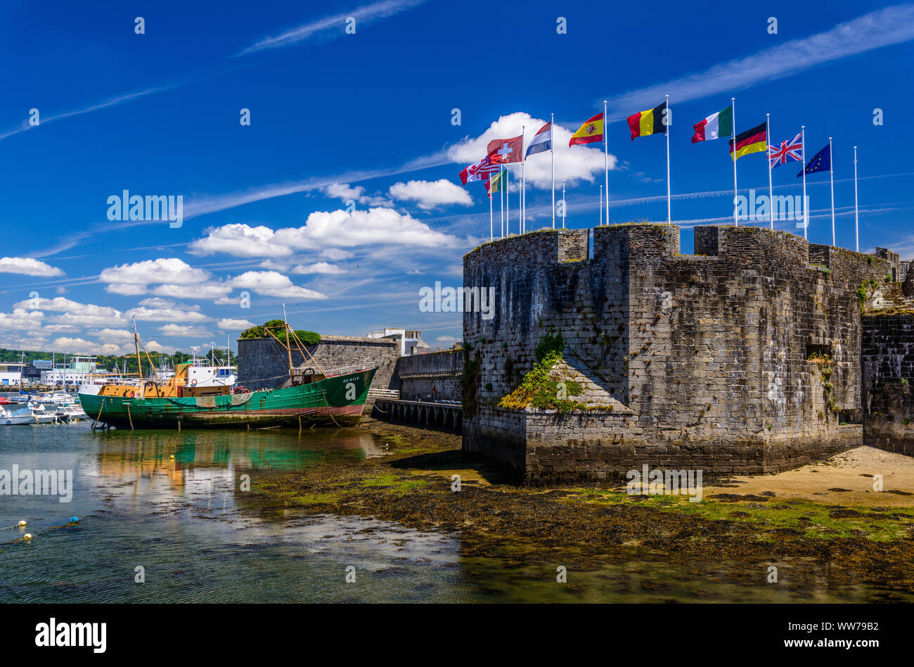 Francia, Bretagna, FinistÃ¨re Reparto, Concarneau, Ville vicino, Tour du principali con il porto di pesca Foto Stock