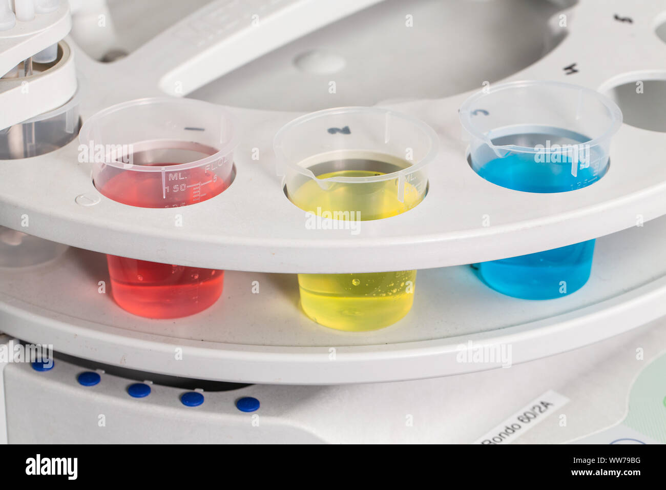 Campioni di acqua colorata in contenitori per analisi di laboratorio per analisi chimiche presso il laboratorio di analisi delle acque di Tampa, Florida. Foto Stock