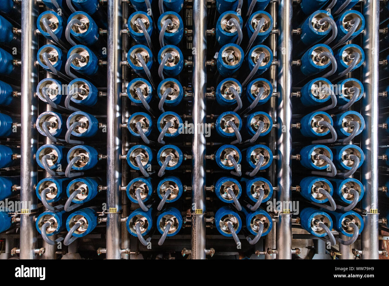 Sistema di filtrazione a membrana per osmosi inversa presso lo stabilimento di desalinizzazione dell'acqua di Tampa Bay, Florida. Foto Stock