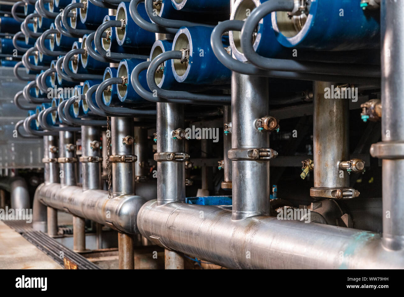 Alloggiamenti per tubazioni e membrane in acciaio inox nel sistema di filtrazione dell'acqua a osmosi inversa, impianto di desalinizzazione dell'acqua di Tampa Bay, Florida. Foto Stock
