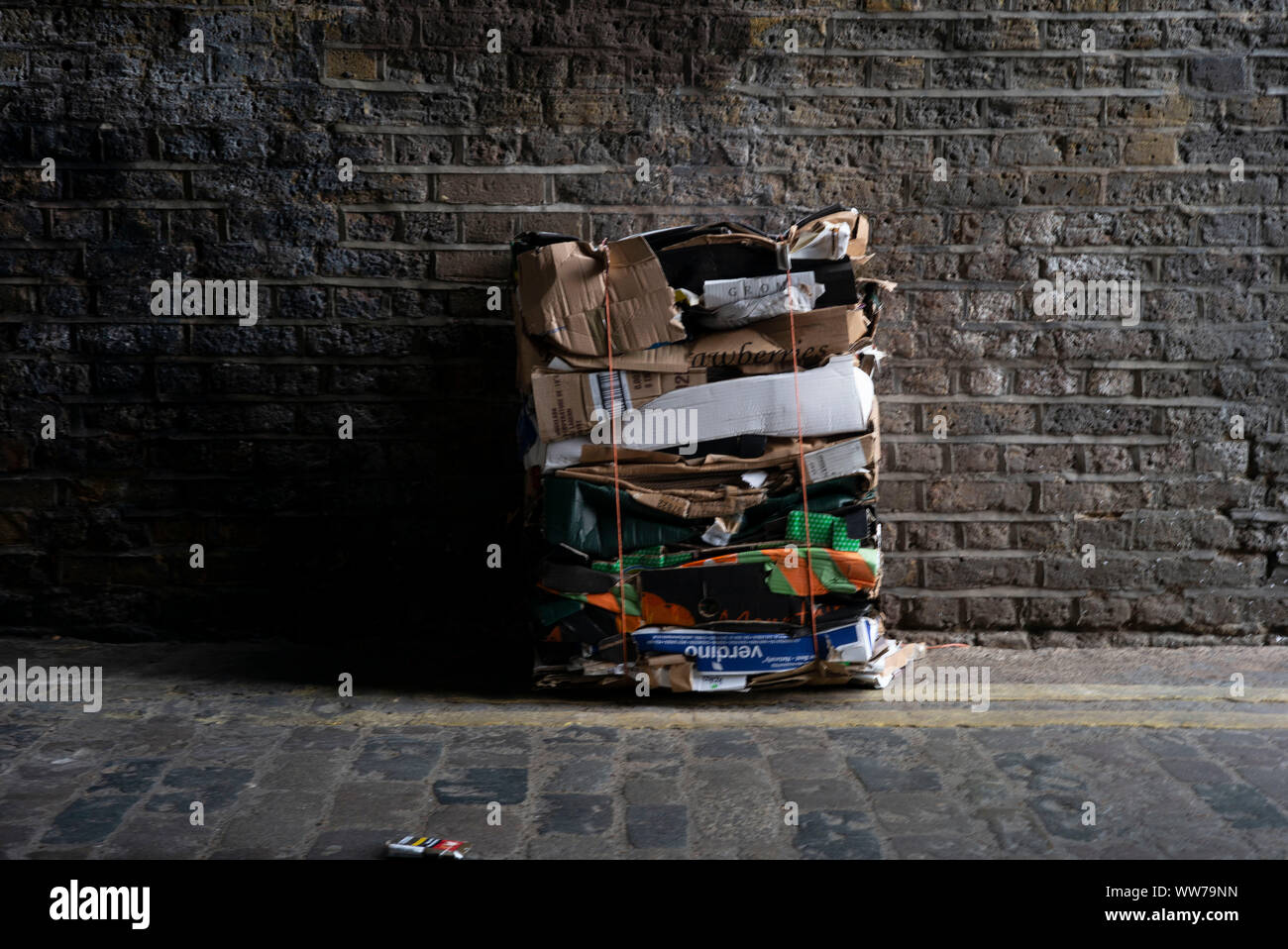 Una balla di cartone in un vicolo di East London Foto Stock