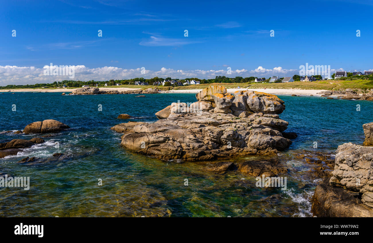 Francia, Bretagna, FinistÃ¨re Reparto, TRÍ©vignon, Pointe de trí©vignon, rocce di granito Plage de Feunteunaodou Beach in background Foto Stock
