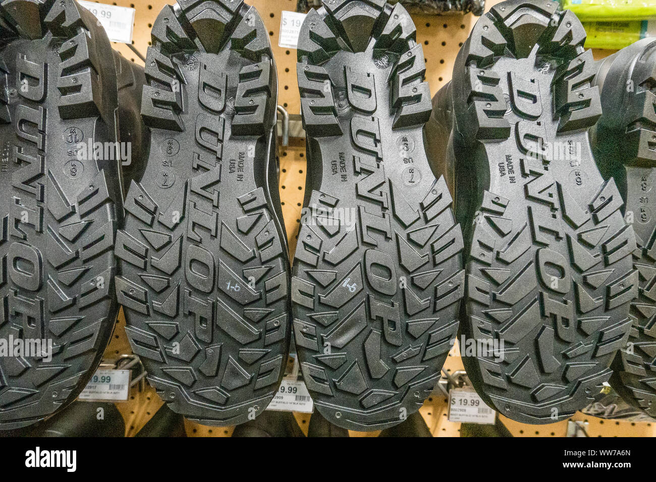 Il fondo heavy-duty battistrada della marca Dunlop stivali da lavoro sul display in un negozio di ferramenta. Foto Stock