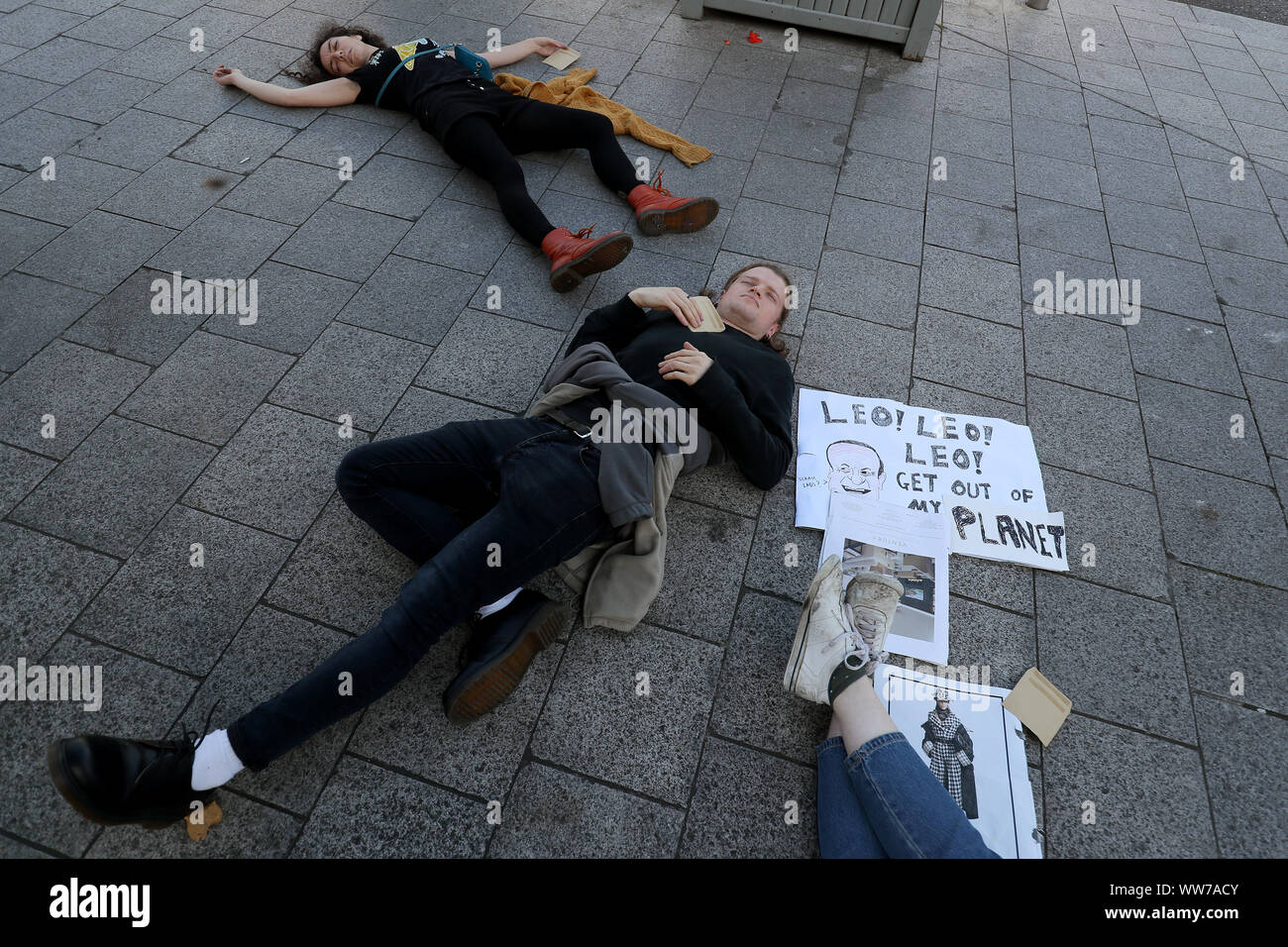 Gli attivisti del clima da azione per il clima la baia di Dublino Sud stadio a morire in Ranelagh, Dublino, precedendo il clima globale sciopero il settembre 20th. Foto Stock