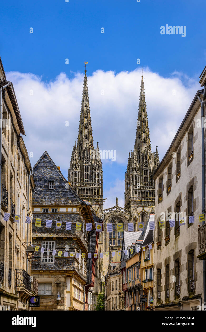 Francia, Bretagna, FinistÃ¨re Reparto, Quimper, Rue KÃ©rÃ©su con la Cattedrale di Saint Corentin di Quimper Foto Stock