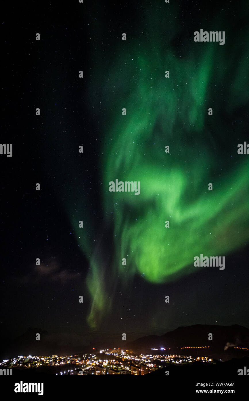 Verde massiccia Northern lights lucenti oltre città Nuuk, Groenlandia Foto Stock