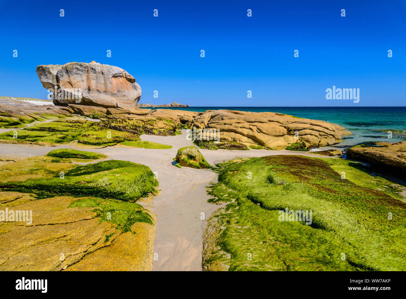 Francia, Bretagna, FinistÃ¨re Reparto, Plobannalec-Lesconil, Lesconil, Plage de Kersauz Beach, rocce di granito Foto Stock