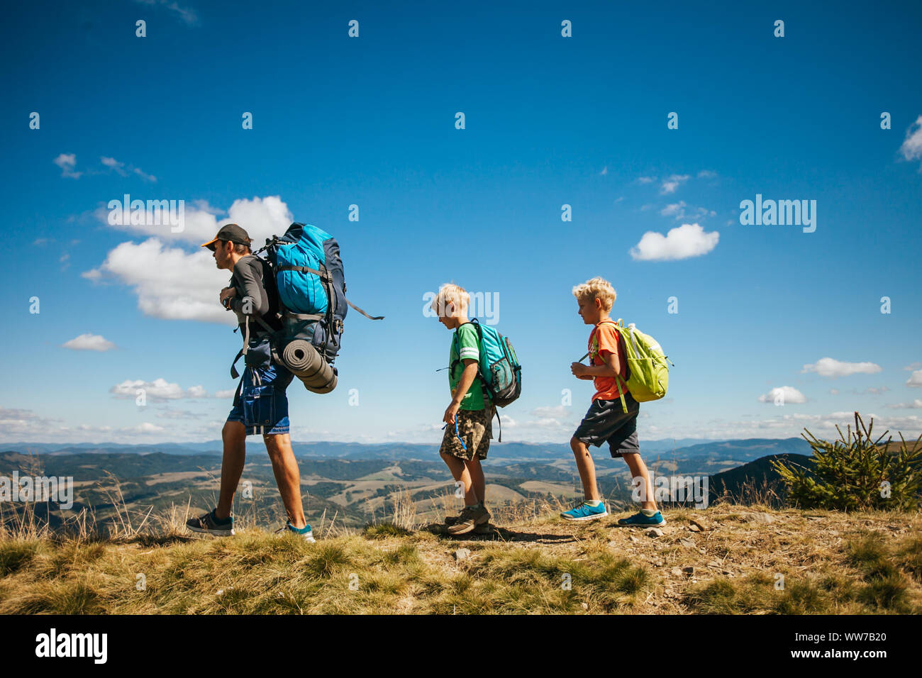 Famiglia, papà e bambini di andare in campeggio in montagna Foto Stock