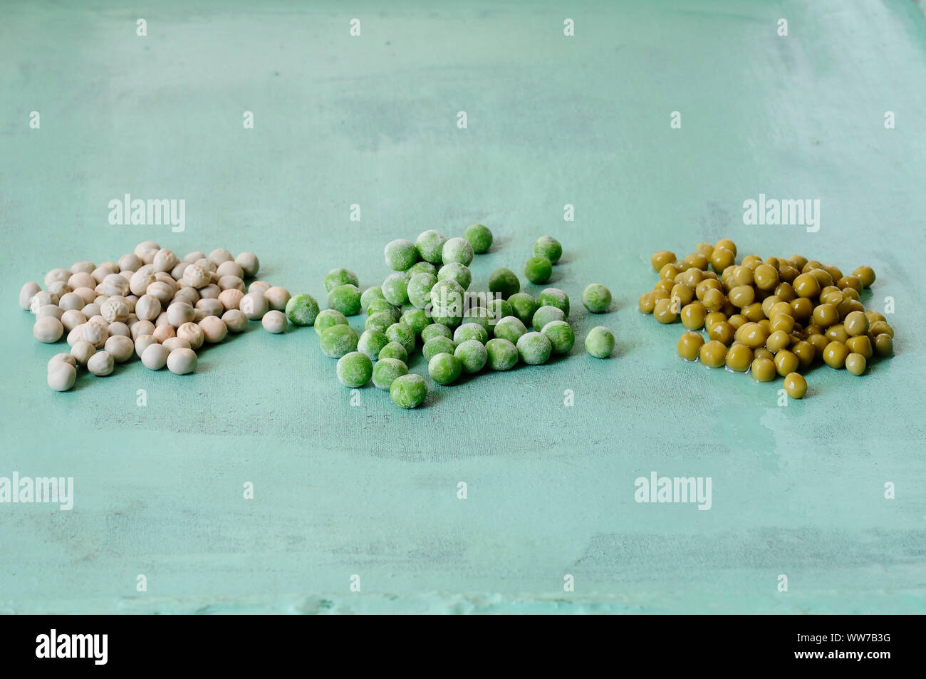Piselli, vari metodi di conservazione, sfondo verde, i piselli congelati piselli in scatola, piselli secchi Foto Stock