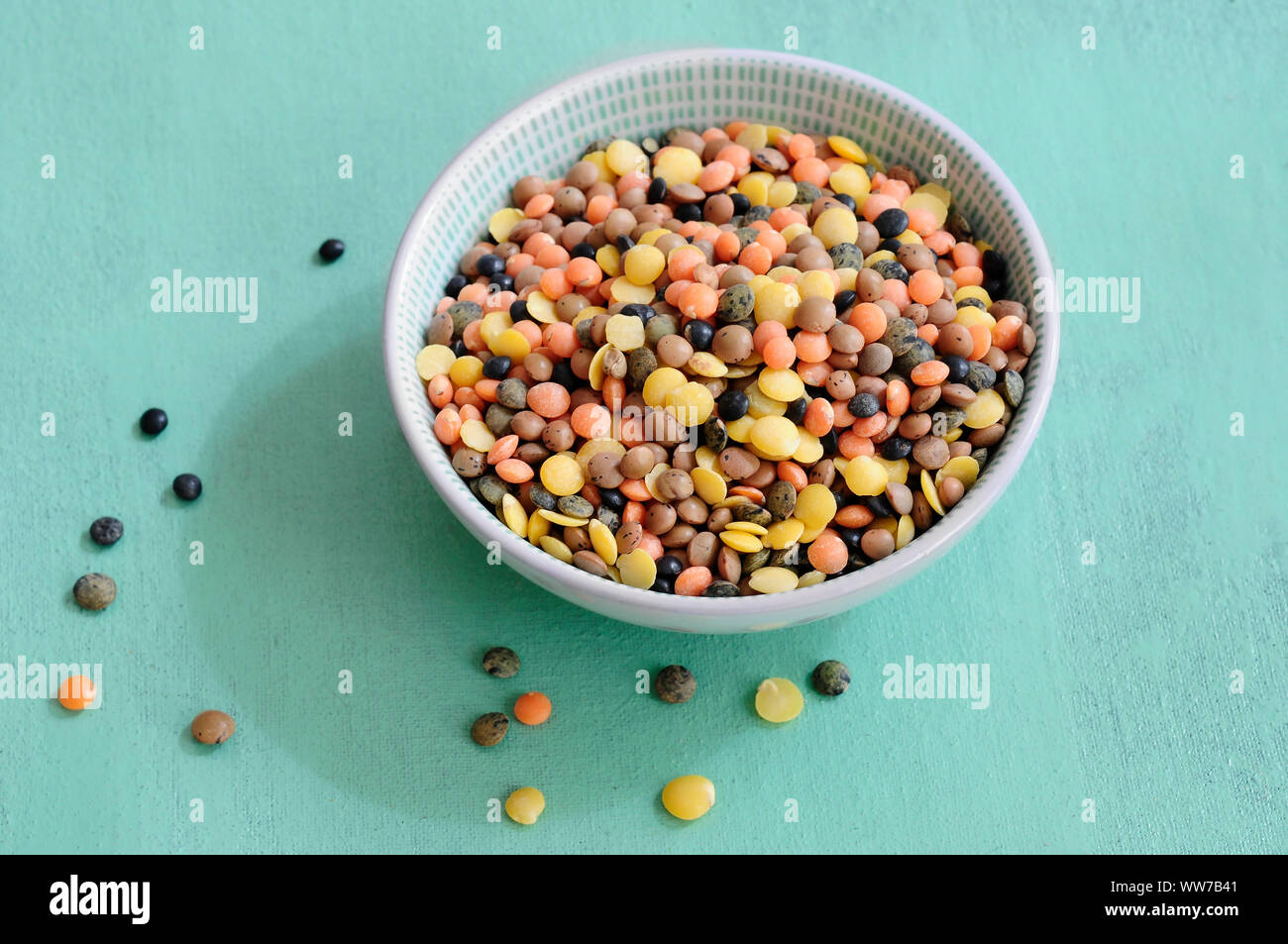 Lenticchie, ciotola di lenticchie, vari colori Foto Stock