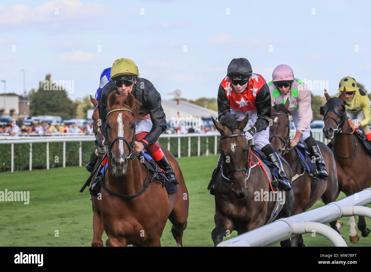 13 settembre 2019, Doncaster Racecourse, Doncaster, Inghilterra; William Hill St Leger Festival, signori del giorno, 3:10 Magners Rose Doncaster Cup Stakes ; Frankie Dettori su Stradivarius come passare il traguardo sul loro modo indietro intorno Foto Stock