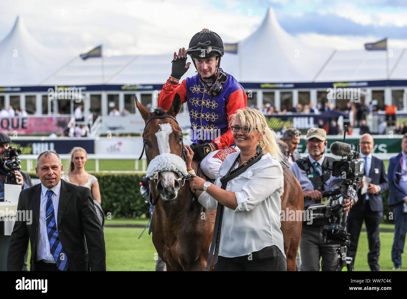 12 settembre 2019, Doncaster Racecourse, Doncaster, Inghilterra; William Hill St Leger Festival, DFS Ladies giorno, Weatherby's Racing banca ; King's Lynn cavalcato da Oisin Murphy e proprietà di HRH Queen Elisabeth il 2° vince il 3:15 a Doncaster Foto Stock