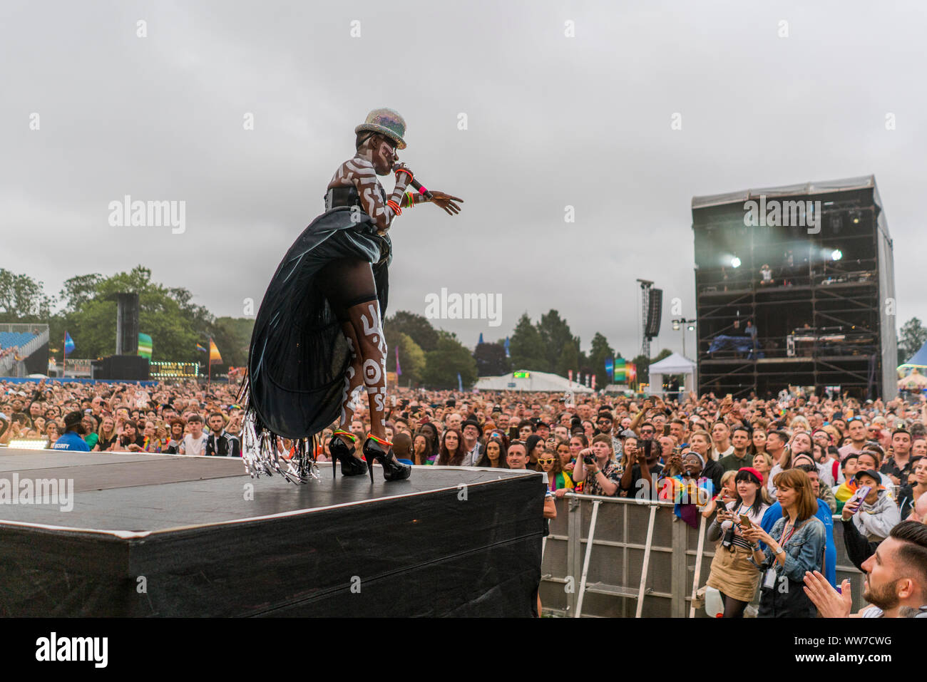 2019, 4 agosto : Grace Jones esegue in Preston Park, Brighton, Regno Unito all amore BN1 Fest Foto Stock