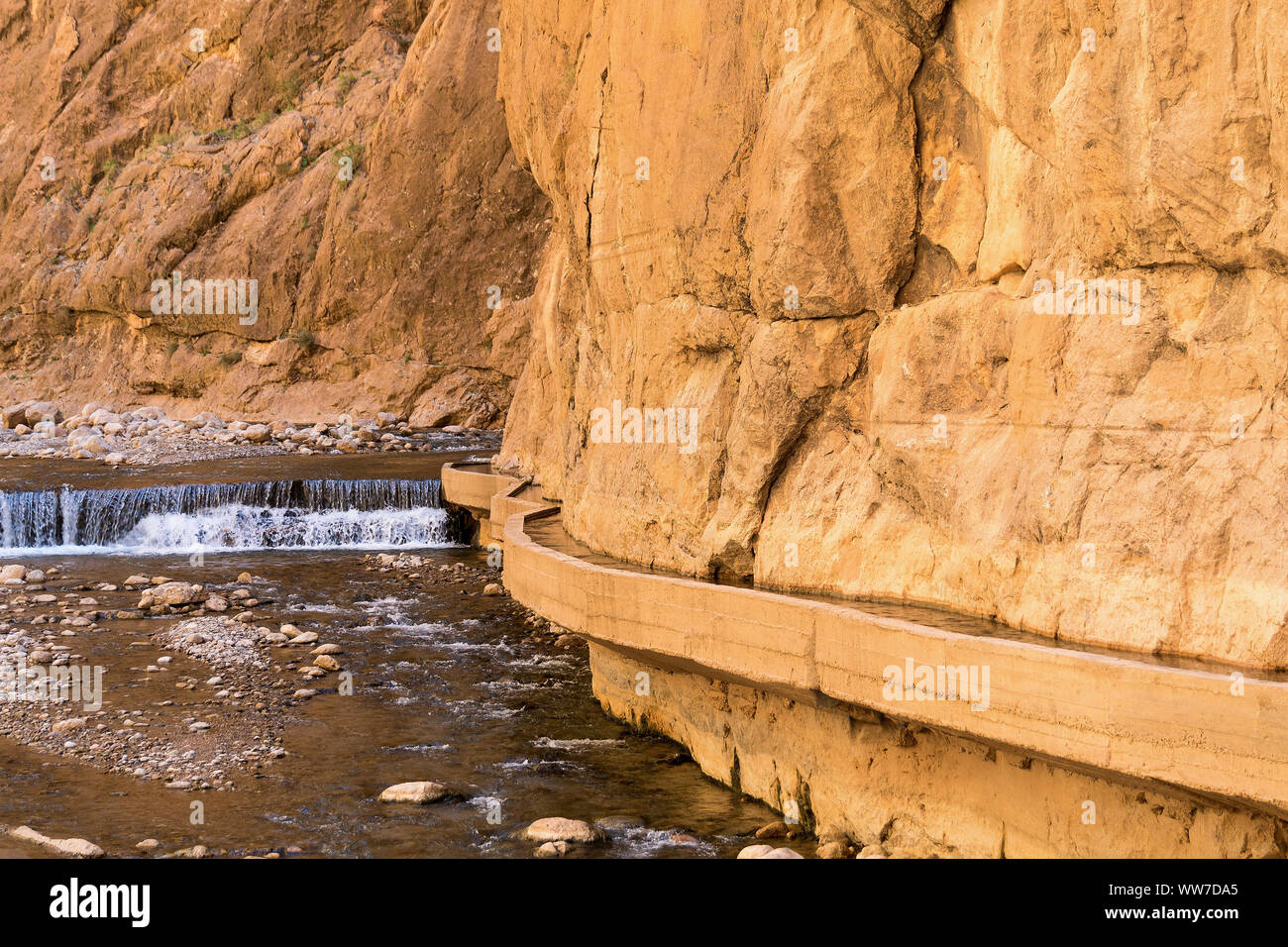 Il Marocco, Alto Atlante, Todra Gorge, estrazione di acqua Foto Stock
