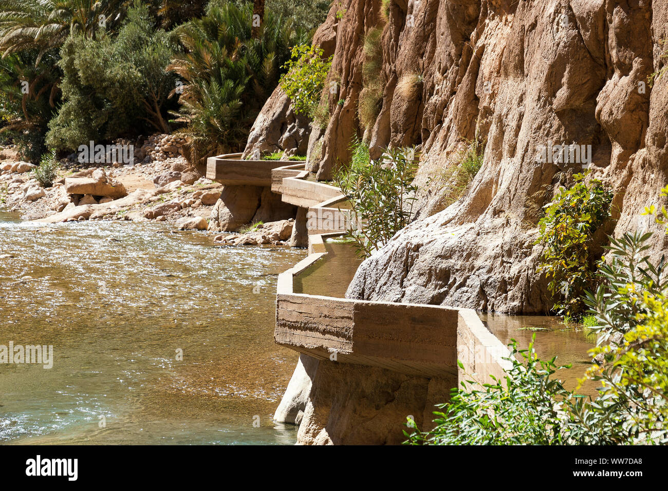 Il Marocco, Alto Atlante, Todra Gorge, estrazione di acqua Foto Stock