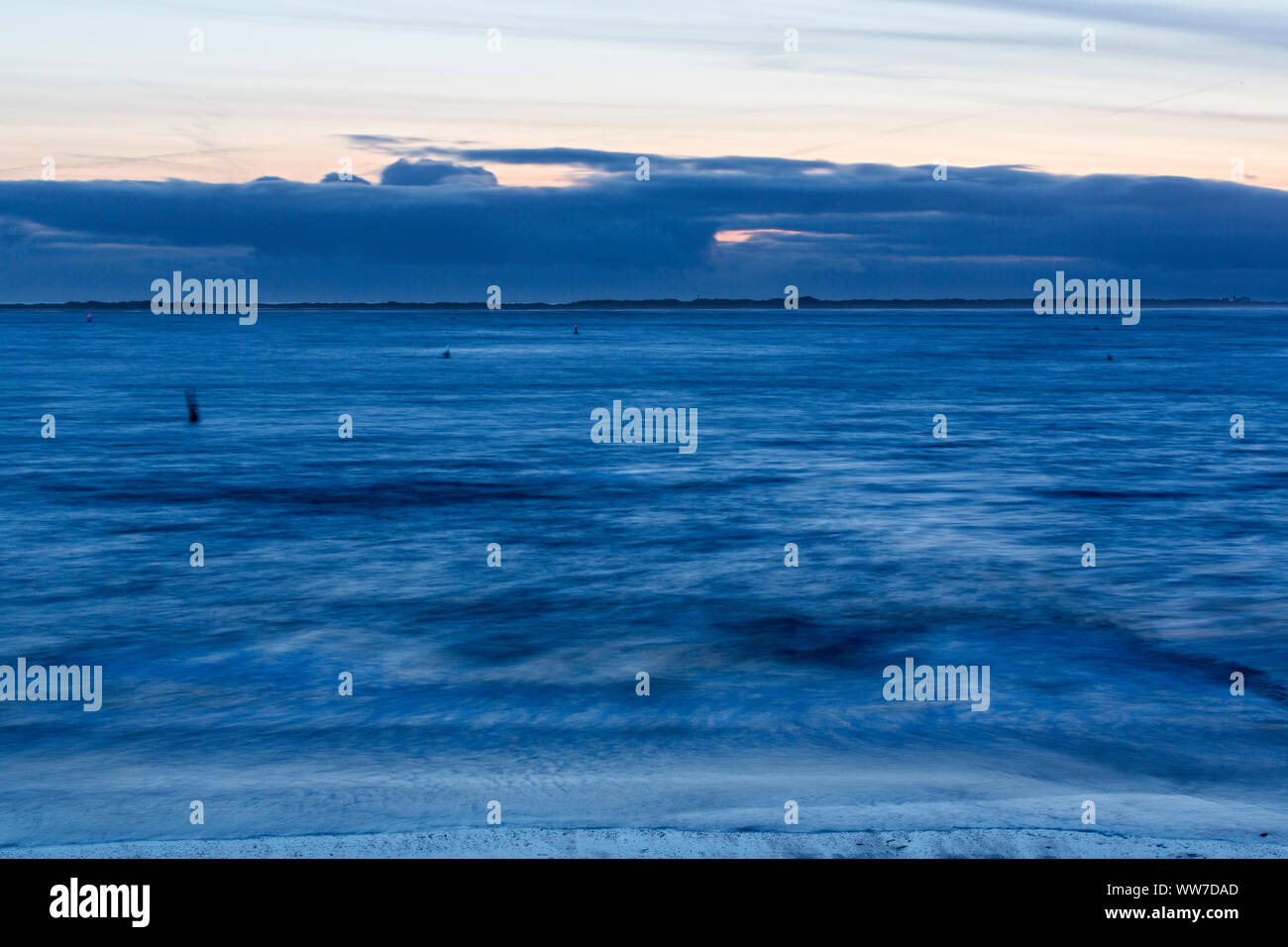 Norderney, Weststrand, Strand, Meer, Brandung, Wolken, Insel Juist, blaue Stunde, Langzeitbelichtung Foto Stock