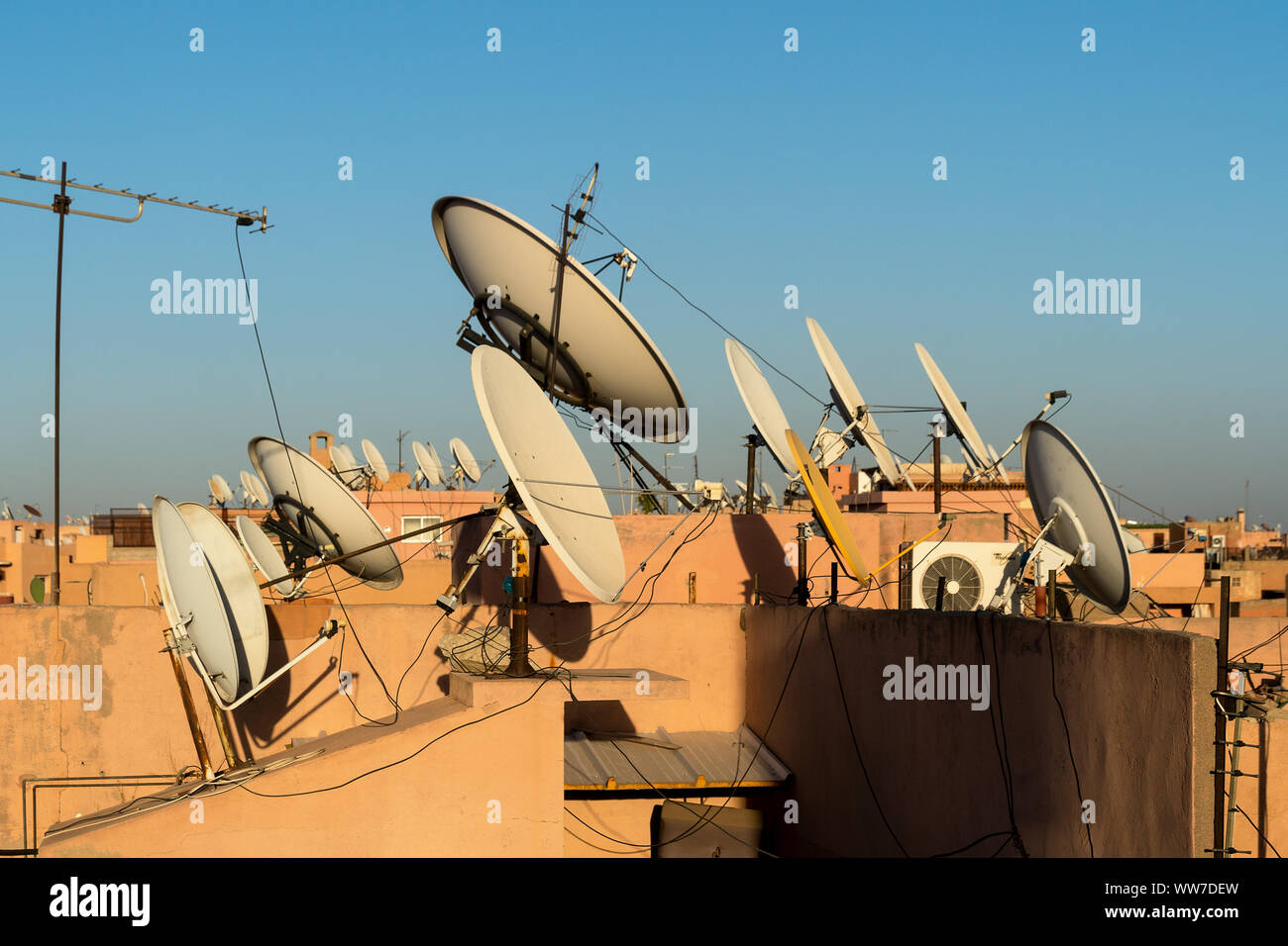 Il Marocco Marrakech, tetto con antenne paraboliche per la ricezione satellitare Foto Stock