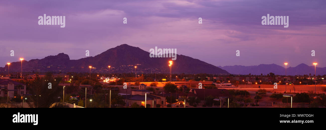 Phoenix, Arizona, Stati Uniti d'America cityscape di notte con la famosa Camelback Mountain. Foto Stock