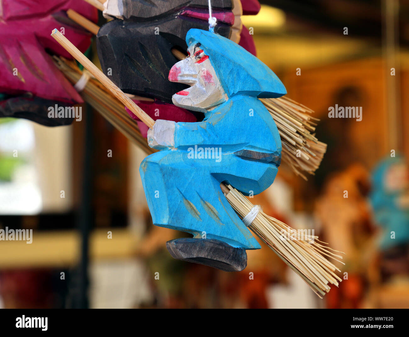 Cracovia. Cracovia. Polonia. Fiera dell'arte popolare e dell'artigianato la piazza principale del mercato, il centro della città vecchia. Evento annuale. Strega su una scopa. Befana. Foto Stock