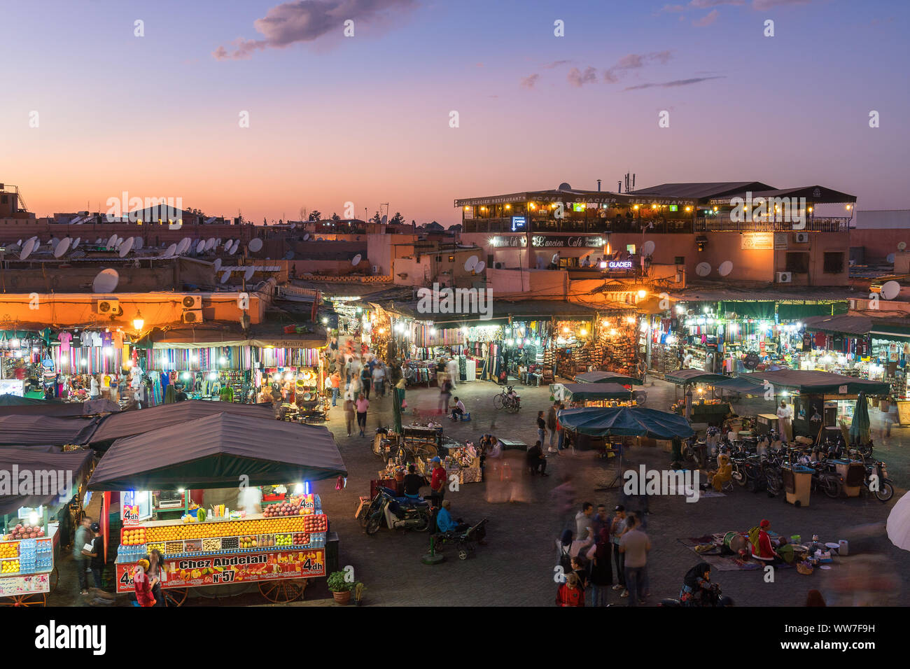 Il Marocco Marrakech, Medina, Piazza Djemaa El Fna, blu ora Foto Stock