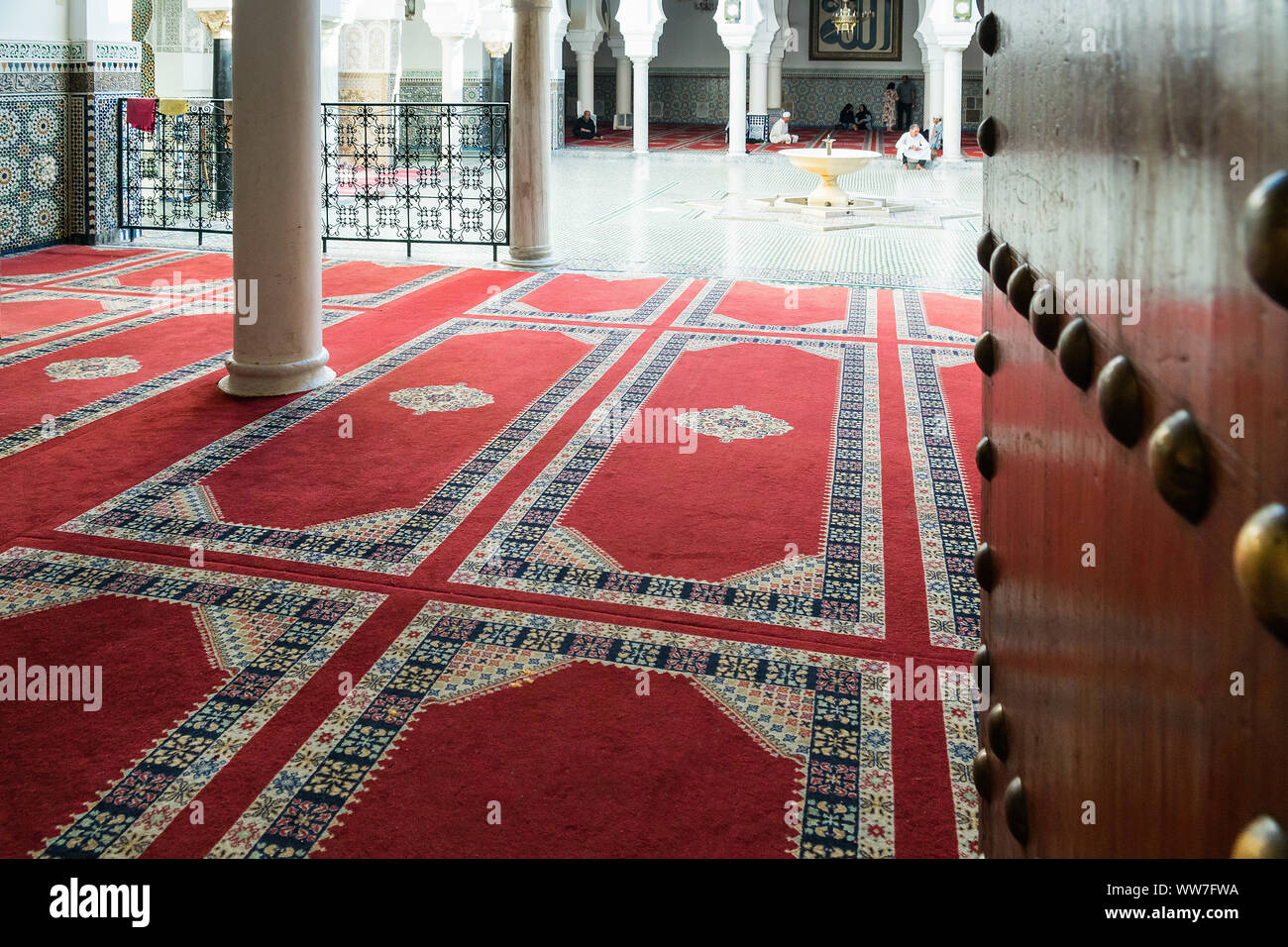 Il Marocco, Fez Medina, Souk, ingresso di una moschea, preghiera rug Foto Stock