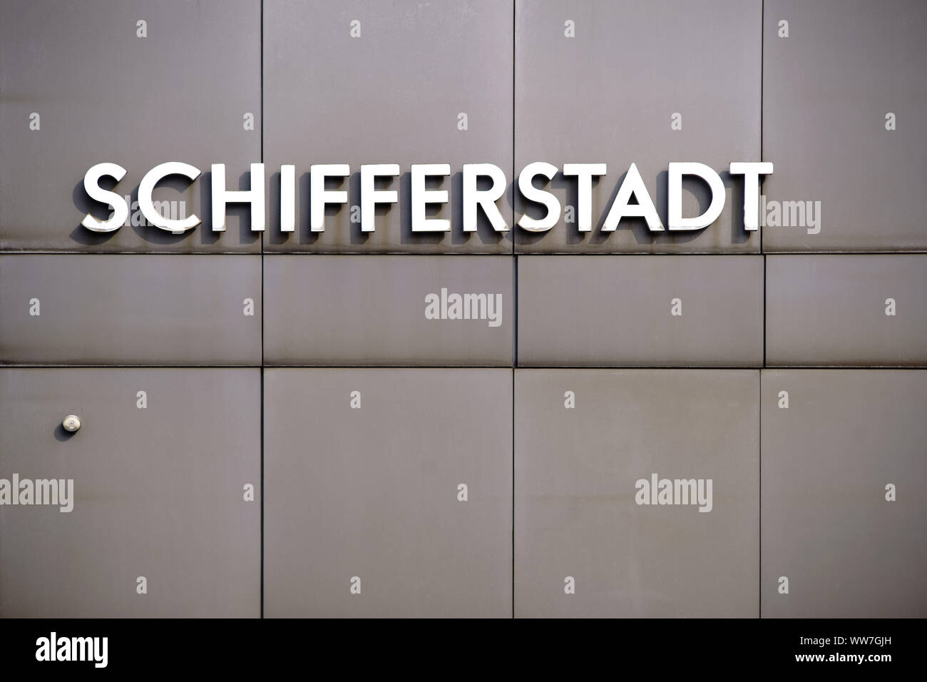 La targhetta del nome della città Schifferstadt sulla lamiera facciata di un edificio della stazione, Foto Stock